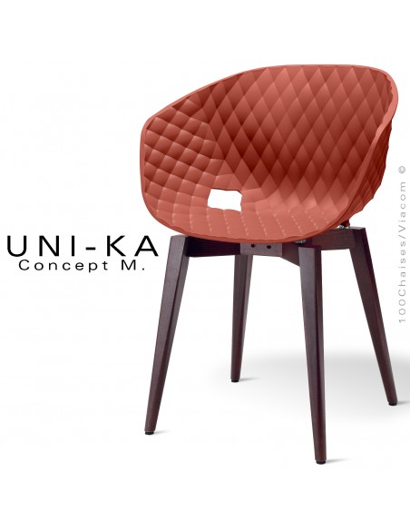 Fauteuil chic et tendance UNIKA, piétement bois de hêtre vernis brun, assise coque plastique couleur rouge corail, matelassé.