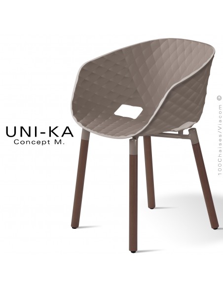 Fauteuil domestique chic et tendance UNIKA, piétement bois vernis brun, assise coque plastique couleur argile.