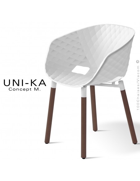 Fauteuil domestique chic et tendance UNIKA, piétement bois vernis brun, assise coque plastique couleur blanc.