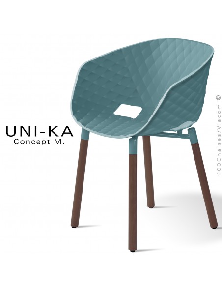 Fauteuil domestique chic et tendance UNIKA, piétement bois vernis brun, assise coque plastique couleur bleu poudre.