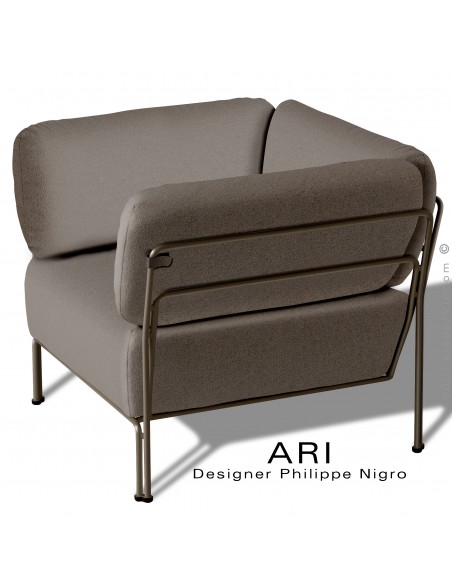 Fauteuil lounge salon d'extérieur ARI, structure acier peint marron, coussins assise et dossier tissu couleur gris Tourterelle.