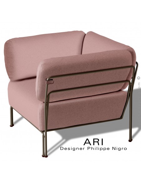 Fauteuil lounge salon d'extérieur ARI, structure acier peint marron, coussins assise et dossier tissu couleur rose.