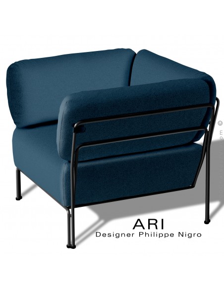Fauteuil lounge salon d'extérieur ARI, structure acier peint noir, coussins assise et dossier tissu bleu marine.