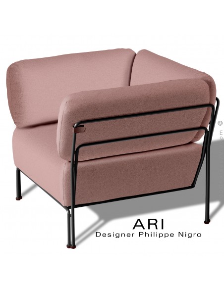 Fauteuil lounge salon d'extérieur ARI, structure acier peint noir, coussins assise et dossier tissu couleur rose.