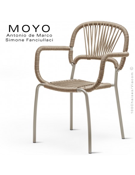 Fauteuil chic d'extérieur design MOYO, structure acier peint sable, assise tressage corde gris camel.