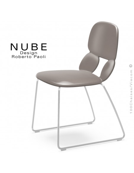 Chaise pour collectivité ou domestique NUBE, piétement luge acier peint blanc, assise coque plastique souple couleur sable.