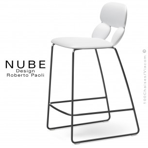 Tabouret de cuisine design NUBE, piétement luge acier peint noir avec repose pieds, assise coque plastique blanche.
