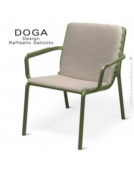 Fauteuil lounge design DOGA relax, structure et assise plastique monobloc couleur vert agave, coussin couleur lin.