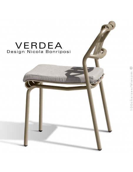 Chaise confort d'extérieur repas VERDEA, structure aluminium peint beige, coussin tissu couleur argile.