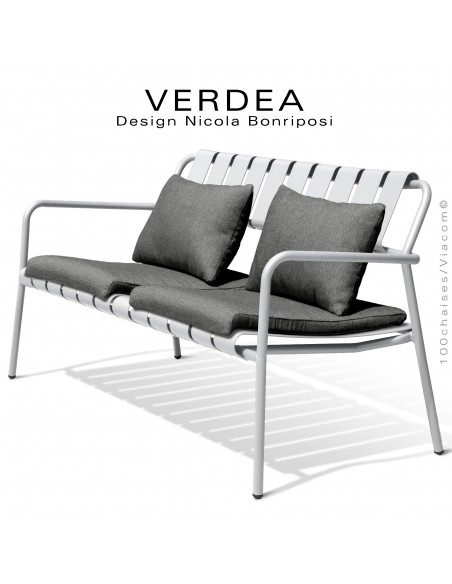 Canapé 2 places d'extérieur VERDEA, structure aluminium peint blanc, assise avec coussins couleur gris foncé.