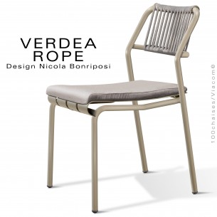 Chaise confort d'extérieur VERDEA, structure aluminium peint beige, dossier corde marine crème, coussin crème.