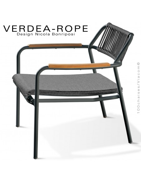 Fauteuil lounge d'extérieur VERDEA, structure aluminium peint anthracite, dossier corde noir, assise coussin tissu gris foncé.