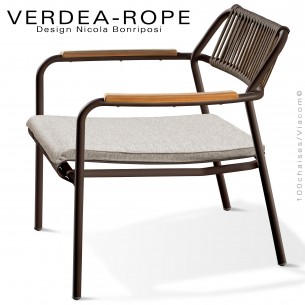 Fauteuil lounge d'extérieur VERDEA, structure aluminium peint bronze, dossier corde marron, assise coussin tissu argile.