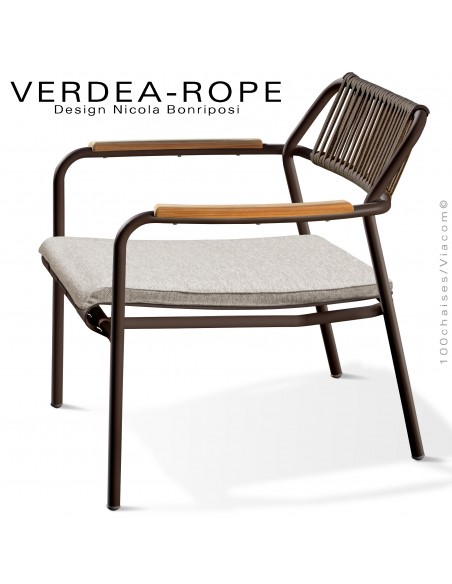 Fauteuil lounge d'extérieur VERDEA, structure aluminium peint bronze, dossier corde marron, assise coussin tissu argile.