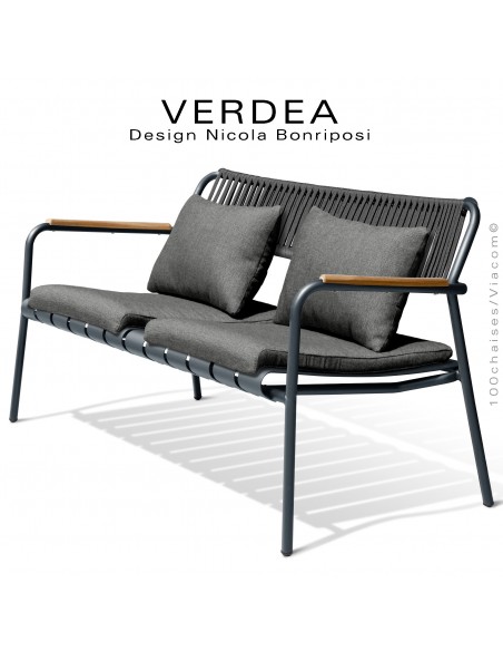 Canapé 2 places d'extérieur VERDEA, structure aluminium peint anthracite, corde noir, accoudoirs teck, coussins gris foncé.