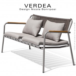 Canapé 2 places d'extérieur VERDEA, structure aluminium peint gris tourterelle, corde taupe, accoudoirs teck, coussins argile.