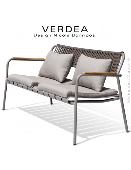 Canapé 2 places d'extérieur VERDEA, structure aluminium peint gris tourterelle, corde taupe, accoudoirs teck, coussins argile.