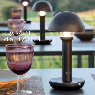 Lampe LED de table pour extérieur BOL, rechargeable à batterie via un câble USB-C.‎