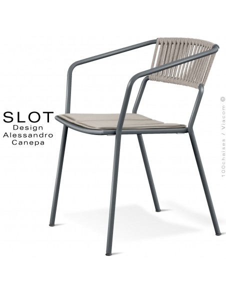 Fauteuil d'extérieur SLOT, piétement acier galvanisé peint anthracite, coussin argile, dossier corde tressé marine crème.
