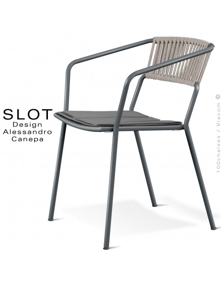 Fauteuil d'extérieur SLOT, piétement acier galvanisé peint anthracite, coussin gris foncé, dossier corde tressé marine crème.