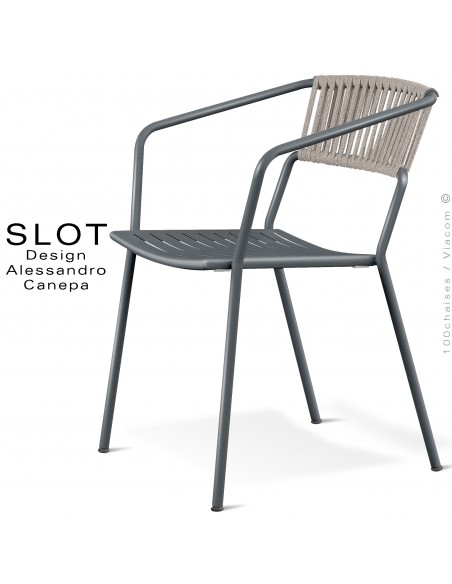 Fauteuil d'extérieur SLOT, piétement acier galvanisé peint anthracite, dossier corde tressé marine crème.