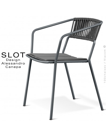 Fauteuil d'extérieur SLOT, piétement acier galvanisé peint anthracite, coussin gris foncé, dossier corde tressé marine noir.