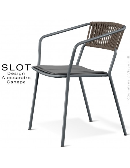 Fauteuil d'extérieur SLOT, piétement acier galvanisé peint anthracite, coussin gris foncé, dossier corde tressé marine taupe.