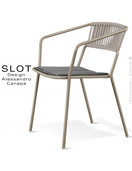 Fauteuil d'extérieur SLOT, piétement acier galvanisé peint beige, coussin gris foncé, dossier corde tressé marine crème.