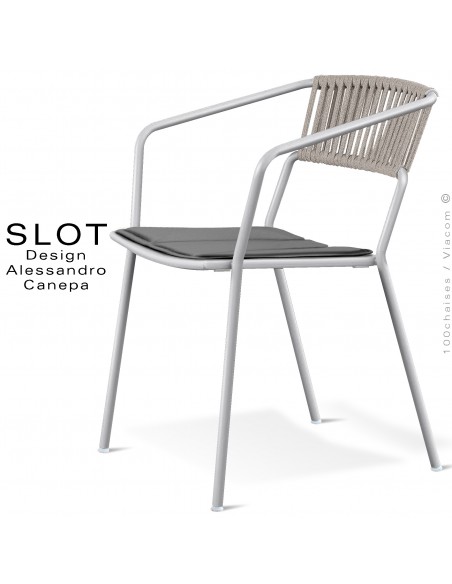 Fauteuil d'extérieur SLOT, piétement acier galvanisé peint blanc, coussin gris foncé, dossier corde tressé marine crème.