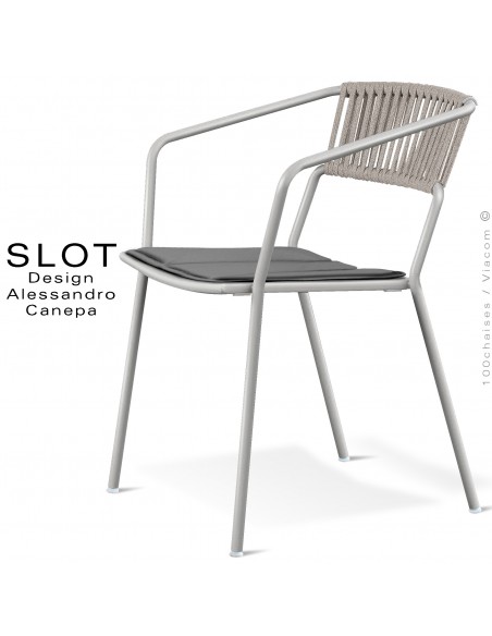 Fauteuil d'extérieur SLOT, piétement acier galvanisé peint blanc perle, coussin gris foncé, dossier corde tressé marine crème.
