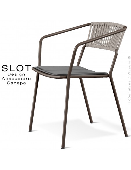 Fauteuil d'extérieur SLOT, piétement acier galvanisé peint bronze, coussin gris foncé, dossier corde tressé marine crème.