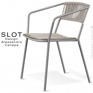 Fauteuil d'extérieur SLOT, piétement acier galvanisé peint gris Tourterelle, coussin argile, dossier corde tressé marine crème.