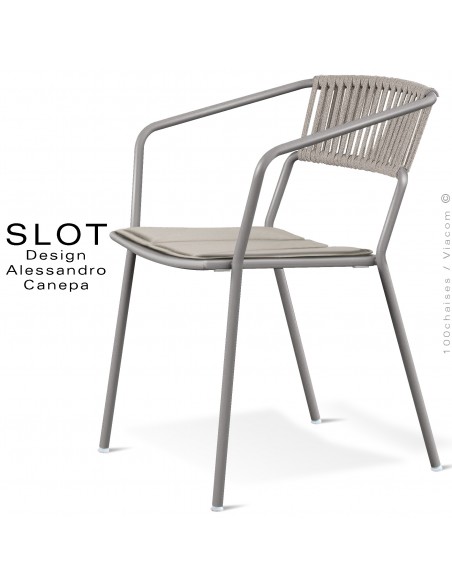 Fauteuil d'extérieur SLOT, piétement acier galvanisé peint gris Tourterelle, coussin argile, dossier corde tressé marine crème.