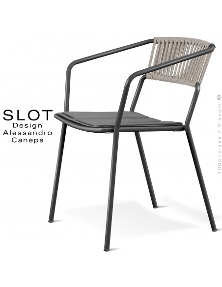 Fauteuil d'extérieur SLOT, piétement acier galvanisé peint noir, coussin gris foncé, dossier corde tressé marine crème.