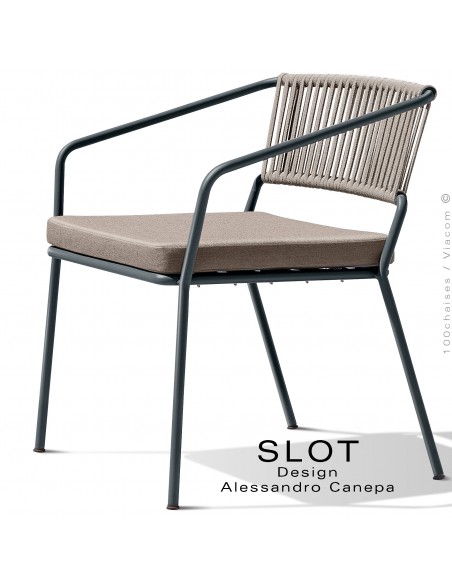 Fauteuil lounge ou large d'extérieur SLOT, piétement acier anthracite, coussin argile, dossier corde tressé crème.