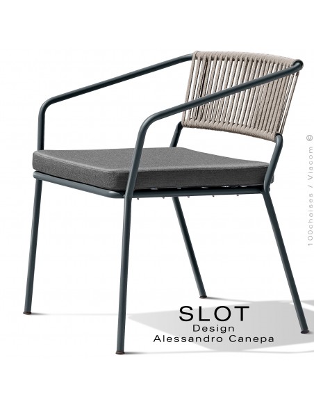 Fauteuil lounge ou large d'extérieur SLOT, piétement acier anthracite, coussin gris foncé, dossier corde tressé crème.