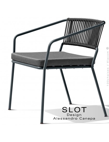 Fauteuil lounge ou large d'extérieur SLOT, piétement acier anthracite, coussin gris foncé, dossier corde tressé noir.
