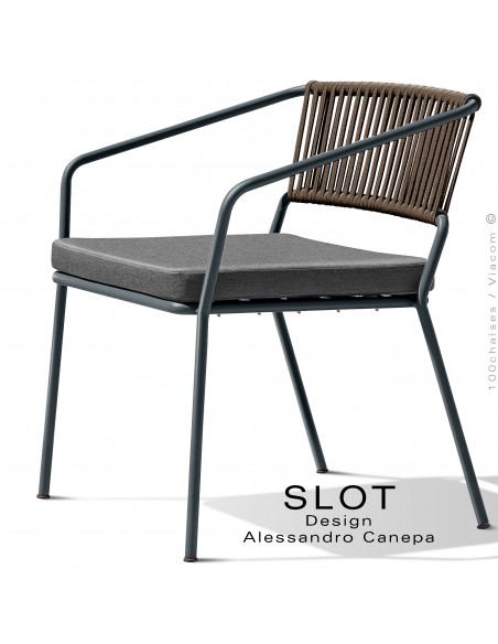 Fauteuil lounge ou large d'extérieur SLOT, piétement acier anthracite, coussin gris foncé, dossier corde tressé taupe.