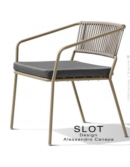 Fauteuil lounge ou large d'extérieur SLOT, piétement acier beige, coussin gris foncé, dossier corde tressé crème.