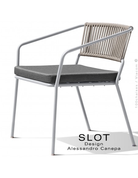 Fauteuil lounge ou large d'extérieur SLOT, piétement acier blanc, coussin gris foncé, dossier corde tressé crème.