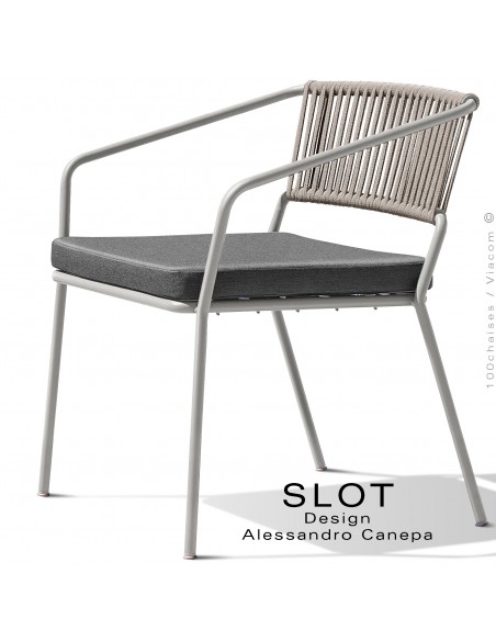 Fauteuil lounge ou large d'extérieur SLOT, piétement acier blanc perle, coussin gris foncé, dossier corde tressé crème.
