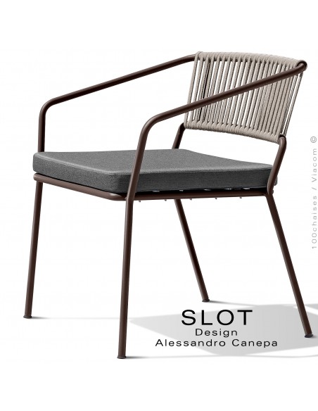 Fauteuil lounge ou large d'extérieur SLOT, piétement acier bronze, coussin gris foncé, dossier corde tressé taupe.