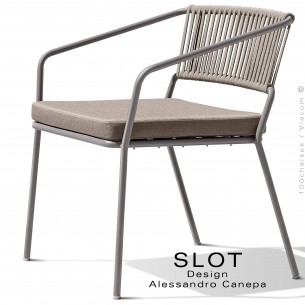Fauteuil lounge ou large d'extérieur SLOT, piétement acier gris Tourterelle, coussin argile, dossier corde tressé crème.