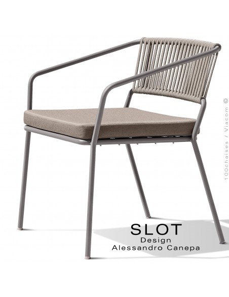 Fauteuil lounge ou large d'extérieur SLOT, piétement acier gris Tourterelle, coussin argile, dossier corde tressé crème.
