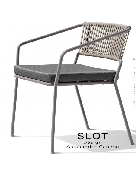 Fauteuil lounge ou large d'extérieur SLOT, piétement acier gris Tourterelle, coussin gris foncé, dossier corde tressé crème.