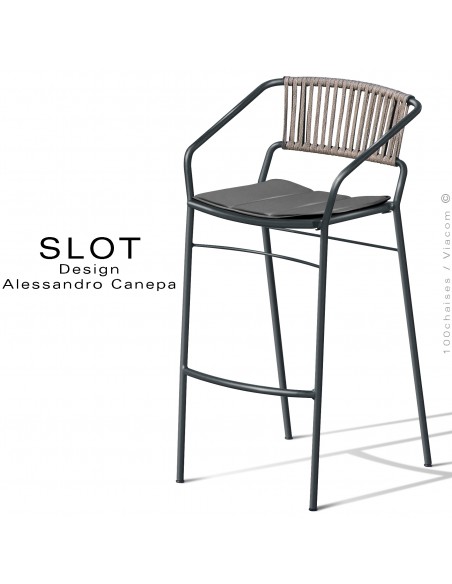 Tabouret d'extérieur SLOT, piétement acier galvanisé peint anthracite, assise coussin gris foncé, dossier corde crème.