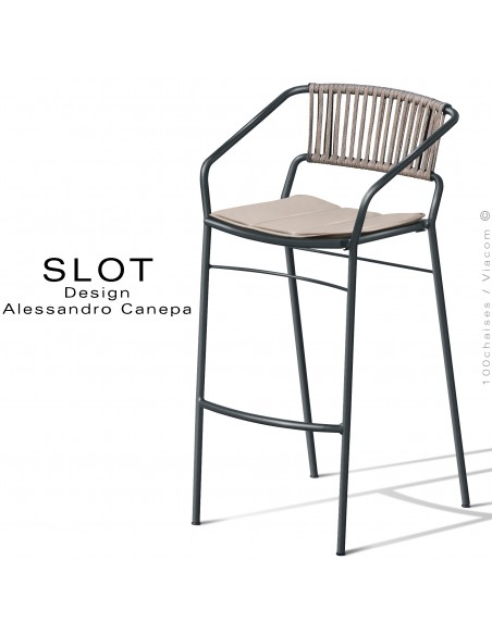 Tabouret d'extérieur SLOT, piétement acier galvanisé peint anthracite, assise coussin argile, dossier corde crème.