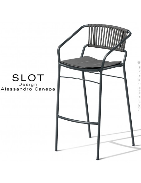Tabouret d'extérieur SLOT, piétement acier galvanisé peint anthracite, assise coussin gris foncé, dossier corde noir.