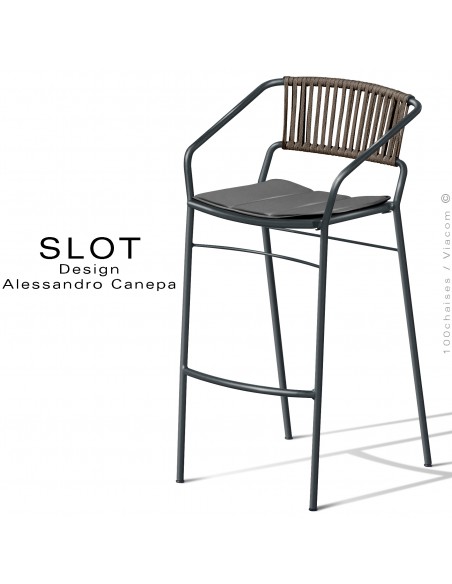 Tabouret d'extérieur SLOT, piétement acier galvanisé peint anthracite, assise coussin gris foncé, dossier corde taupe.
