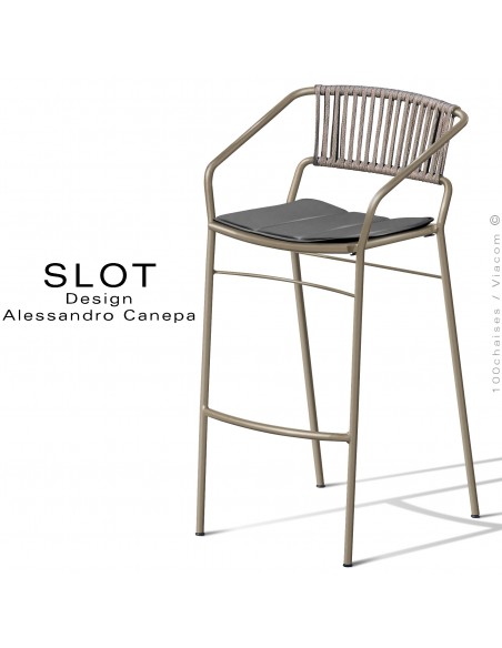 Tabouret d'extérieur SLOT, piétement acier galvanisé peint beige, assise coussin gris foncé, dossier corde marine crème.